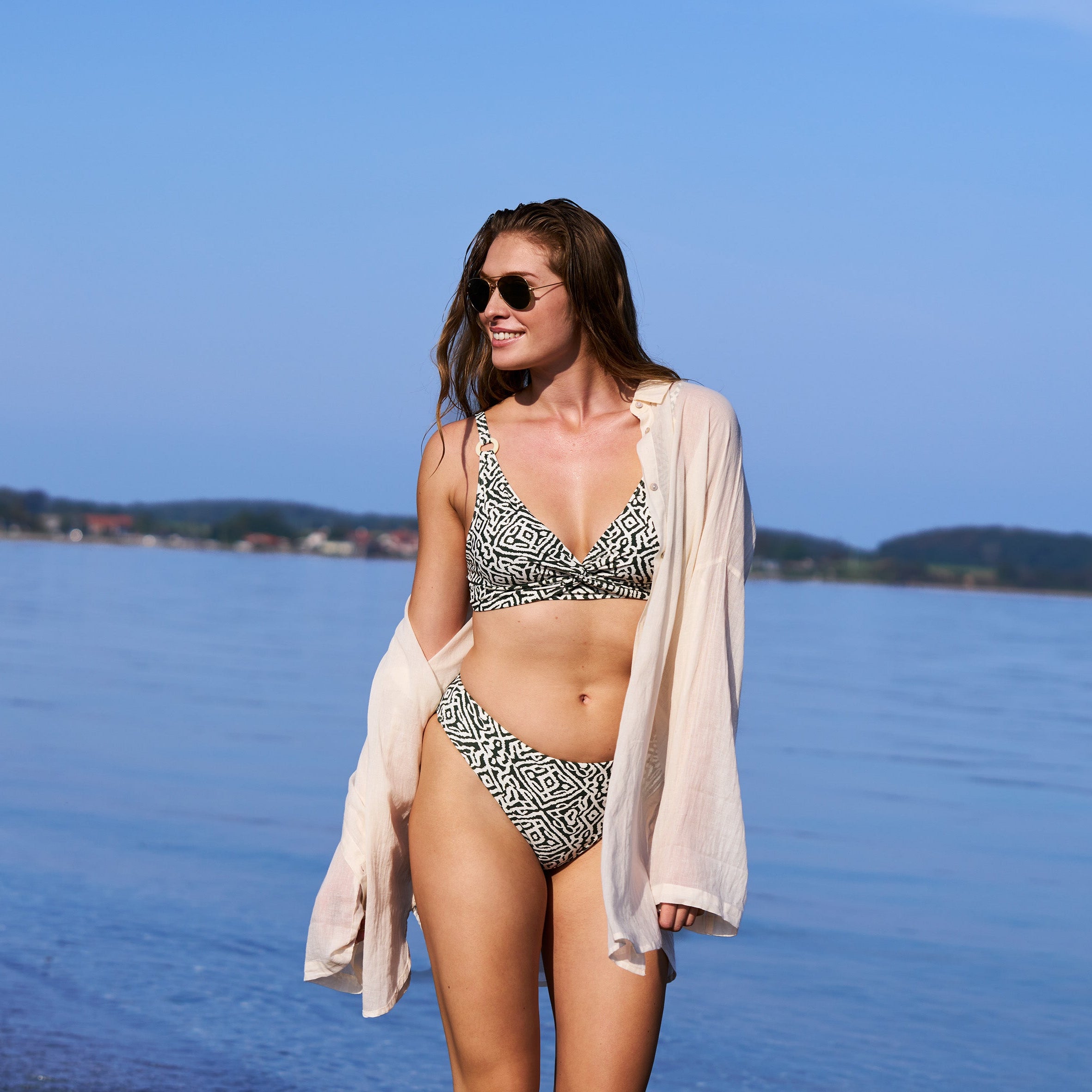 Lucca grøn geometrisk bikinitai på model